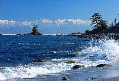 雨晴海岸から見える富山湾の写真